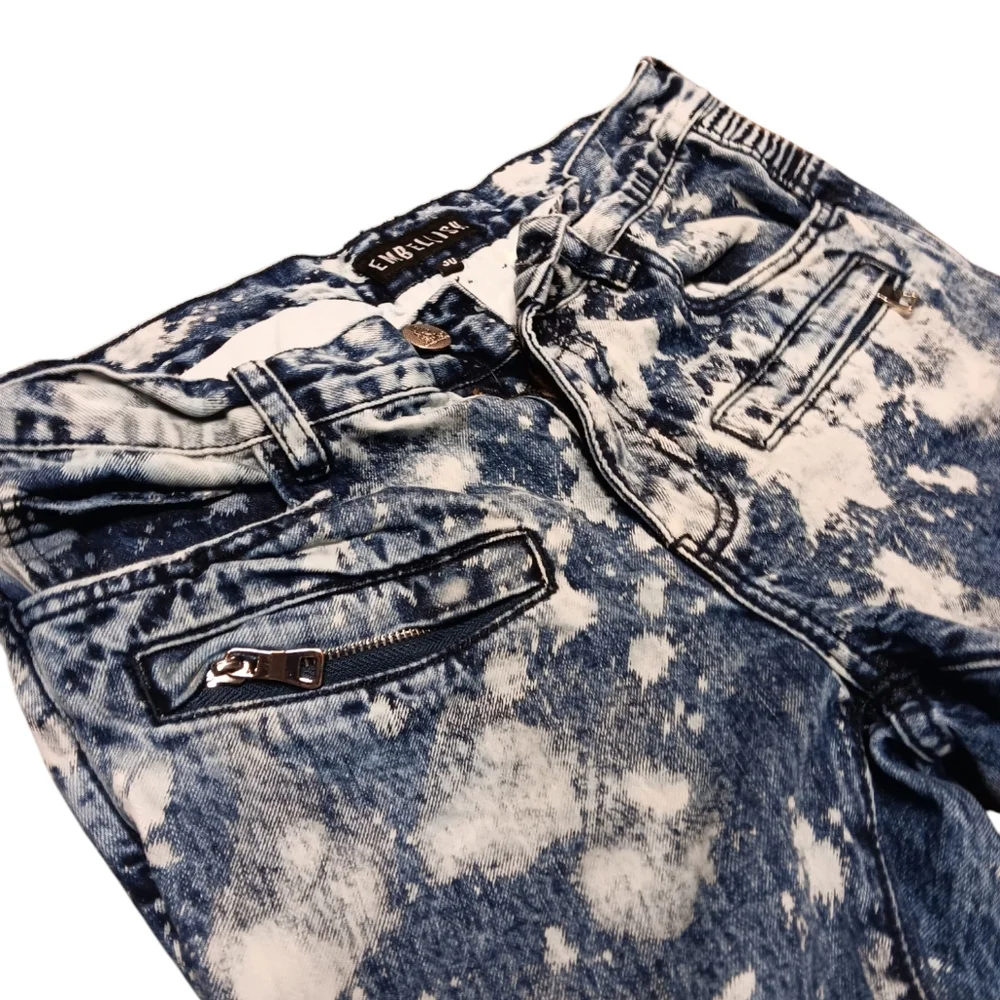 EMBELLISH MEN'S SIZE 30×32.5 CLASSIC ACID WASHED JEANS.